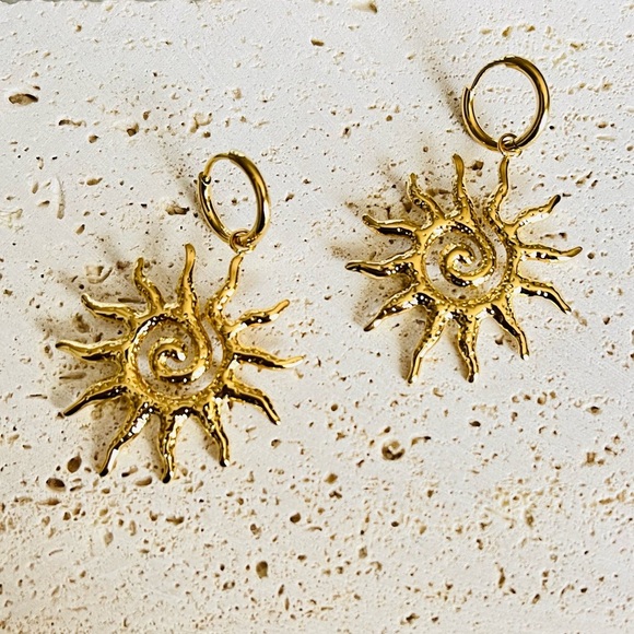 Anthropologie Gold Sun pendant Earrings - Picture 1 of 6